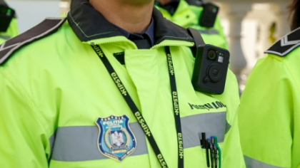 Escroc cu epoleți imaginari: un fals polițist a fost reținut la Arad după ce a șantajat o femeie și a stors-o de mii de lei
