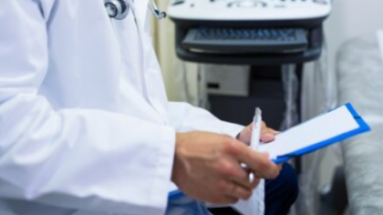 Mulți bărbați nu merg la medic până nu e prea târziu. De ce e important să rupem tăcerea și rușinea