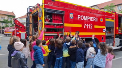 Planul roșu de intervenție activat pentru toxiinfecție alimentară la o tabără școlară. Doi adulți și 16 copii au ajuns la spital