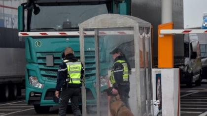 Șofer român de TIR amendat cu 15.000 de euro și condamnat, după ce a primit 1.000 de euro pentru a căra șase paleți cu marfă până în Luxemburg