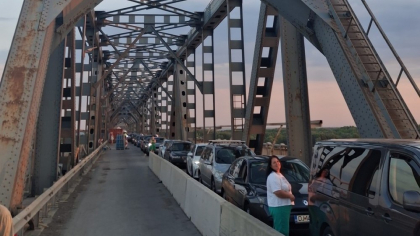 Circulația pe Podul Giurgiu-Ruse, blocată total pe ambele sensuri, din cauza unui TIR care s-a defectat. Rute alternative