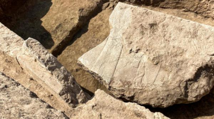Descoperire arheologică „misterioasă”: O piatră enormă sculptată, cu un rege înconjurat de zei, a fost găsită într-un oraș antic