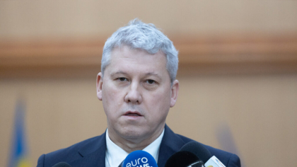 Acuzații de dublu standard. În timp ce Predoiu dădea declarații de presă lângă urne, Simion și Georgescu au fost scoși din secție