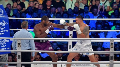 Oleksandr Usyk l-a învins pe Daniel Dubois şi rămâne campion absolut la box, categoria grea