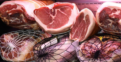 Românii au început pregătirile pentru Sărbători. Cât costă un kilogram de carne de porc direct de la crescătorii locali