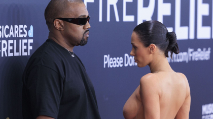 Soția lui Kanye West, în noi imagini provocatoare. Bianca Censori a pozat aproape dezbrăcată