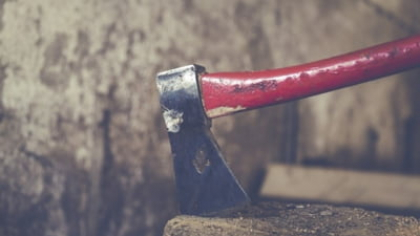 Amenințări cu toporișca în plină stradă. Ce a făcut un bărbat, după ce iubita sa s-a certat cu o altă femeie