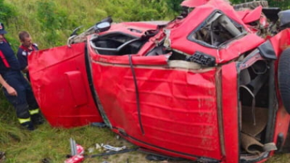Tragedie pe calea ferată, în Harghita. Un copil de 15 ani a murit după ce un tren a pulverizat mașina în care se afla