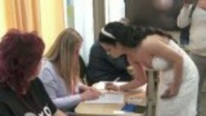 România a ieșit la vot: Cu mireasa, să poarte noroc, dar și la secția 666, deși „e număr de care ne feream. Pecetea.”