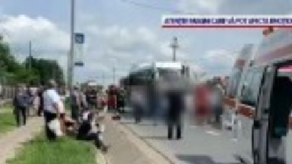 Mărturii de la accidentul în care un camion a lovit un autocar, în Iași. Oamenii țipau de durere. ”Era o mână aici, în șanț”