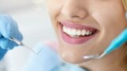 Mestecatul alimentelor tari e vital pentru sănătatea dinților. Ce greșeli frecvente pot duce la afecțiuni dentare