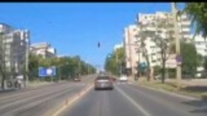 Cursă periculoasă în Iași. Un șofer care a trecut pe roșu s-a oprit într-un container