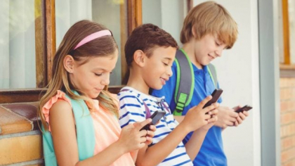 Marea Britanie propune limitarea la 2 ore a timpului petrecut de copii pe rețelele sociale, după ce un sfert dintre adolescenți stau peste 6 ore zilnic online