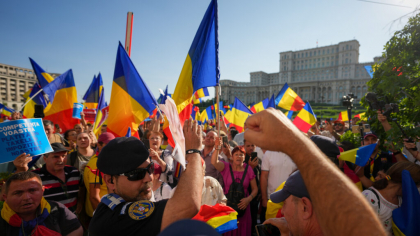 Protest în Capitală. Câteva sute de simpatizanți AUR s-au strâns în Piața Victoriei. George Simion, prezent