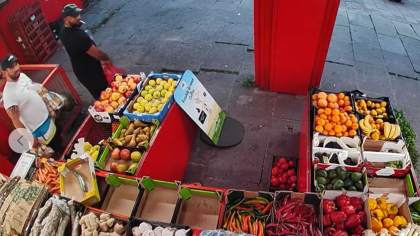 Bărbați filmați când fură fructe și legume din magazinul unor români, în Marea Britanie. „Sunt conaționali de-ai noștri, 100%”