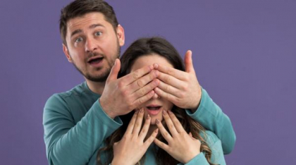 Cum să îți surprinzi iubita într-un mod romantic? Iată 7 idei inedite