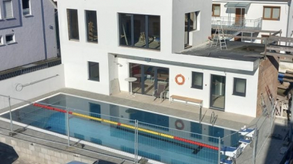 Un pensionar și-a construit o piscină în grădină, în care poate intra oricine plătește 3,5 euro, în Germania: „Un bazin doar pentru mine era inutil”