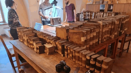 Documente de patrimoniu de o importanță inestimabilă au fost descoperite în spatele unei uși secrete din Mânăstirea Sfânta Margareta din Mediaș