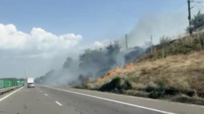 Arde, România! Trei incendii de vegetaţie perturbă traficul pe Autostrada Soarelui. Circulaţia este oprită FOTO
