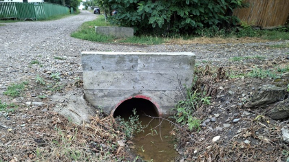 Cum ajung românii să-și facă rău cu mâna lor. Nepăsarea costă scump când plouă: drumuri distruse, culturi stricate și gospodării inundate