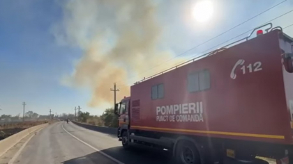 Incendiu masiv de deșeuri lângă Capitală! 18 autospeciale se luptă cu focul de la Glina. Există riscul ca flăcările să se extindă la casele oamenilor. A fost emis un Ro-Alert
