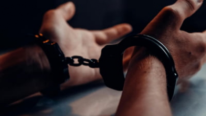 Un fost profesor a fost arestat preventiv, acuzat că a întreținut relații sexuale cu o elevă de 15 ani
