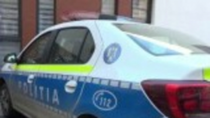 Fată de 17 ani, reținută după o bătaie în stradă, în Târgu Jiu. De ce a lovit o femeie cu piciorul