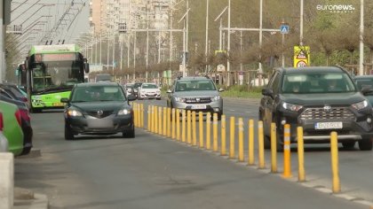 Politia doarme? Benzile dedicate de autobuz din Bucuresti, folosite abuziv de soferii „smecheri” – in tot anul 2024, doar 800 dintre acestia au primit amenzi