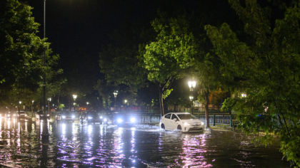 București și Ilfov sub Cod roșu de ploi: ISU a gestionat 62 de intervenții. Zeci de mașini avariate
