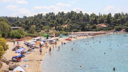 Turiști români lăsați fără băuturi reci pe o plajă din Grecia: „Nu avem speranțe să se rezolve ceva”