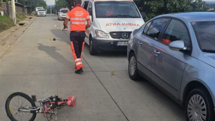 Un copil de 6 ani a murit, după ce a intrat cu bicicleta de pe câmp pe șosea și a fost lovit de o mașină
