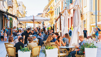 Analiză ZF. Victima colaterală a creşterii TVA la hoteluri şi restaurante: capitalul românesc care domină aceste domenii. „Oamenii nu vor mai ieşi în oraş, vor mânca de la supermarket. Dacă la marii retaileri TVA-ul rămâne la 9%, la noi de ce nu?“