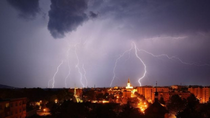 Avertizare meteo ANM de furtuni cu descărcări electrice și vânt. Județele care sunt sub cod galben de vreme rea