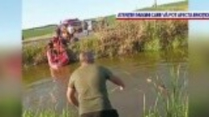 Un localnic a sărit în râu să îl salveze pe băiatul de 17 ani, pentru că pompierii nu au voie să intre în apă