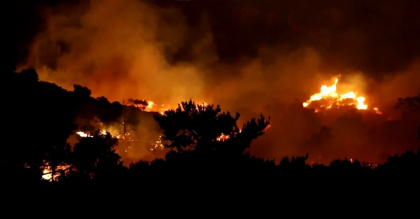 Vacanțe în Grecia distruse. Incendiile violente fac ravagii în Creta și Halkidiki: turiști evacuați de urgență