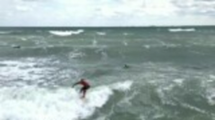 Surferii și-au testat limitele pe litoralul românesc: „Extraordinar. În sfârșit pot să zic că avem valuri de ocean”