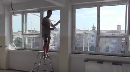Scandal la o şcoală din Arad aflată în renovare. Nu se ţin cursuri, iar părinţii şi profesorii zugrăvesc sălile de clasă