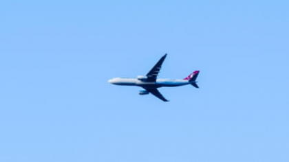 Un avion a fost nevoit să se învârtă în cerc, deasupra aeroportului, din cauză că un controlor de trafic a adormit în post. A fost necesară intervenția pompierilor