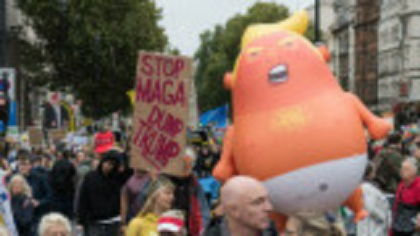 Mii de oameni au protestat la Londra împotriva vizitei de stat a lui Donald Trump: „Migranții sunt bineveniți, el nu”. FOTO