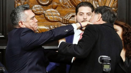 Bătaie în Senatul din Mexic: liderul unui partid de opoziție l-a luat la pumni pe președintele Camerei