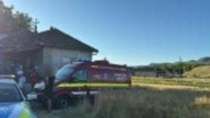 Un copil de nici trei ani aflat pe marginea unei șosele a fost spulberat de o mașină, în Cluj. Nu a putut fi salvat