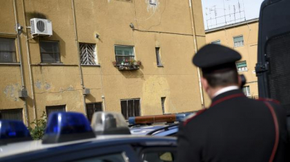 Un român din Italia a fost arestat după ce şi-a agresat vecinii, apoi i-a atacat pe carabinierii sosiţi la faţa locului
