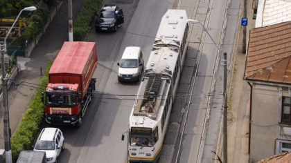 Un pieton a fost lovit de tramvai în București, în zona Piața Obor. Circulația pe liniile 1 și 10 este blocată