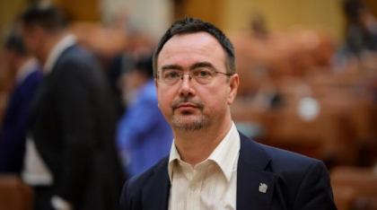 Culmea tupeului. USR vrea ca partidele să plătească din subvenția de la stat avocații pentru consilierii locali