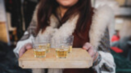 Românii nu au găsit încă motivul pentru care să nu bea ceva. Cât alcool au ajuns să consume. ”Doar la ocazii. Zilnice”