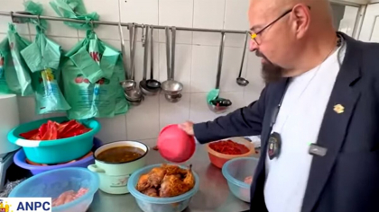 Ce a putut găsi Piedone în bucătăria unui „catering” din București: „Ce pute aici?!”