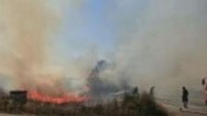 Incendiu puternic de vegetație la marginea Craiovei. A fost emis mesaj RO-Alert din cauza fumului gros. „Irespirabil”