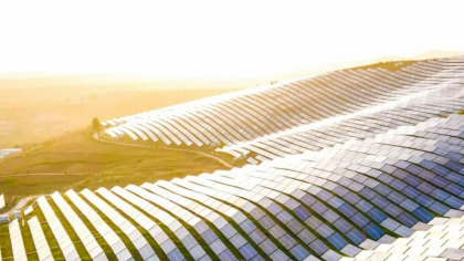 China bate noi recorduri prin creșterea energiei solare și eoliene