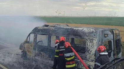 Microbuz cu 20 de persoane, cuprins de flăcări pe DN 22, în județul Tulcea