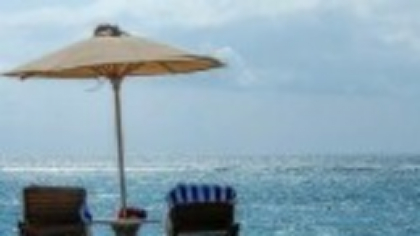 Bolojan cere tăieri, dar angajații primăriilor continuă formarea profesională în hoteluri de lux, la mare și la munte